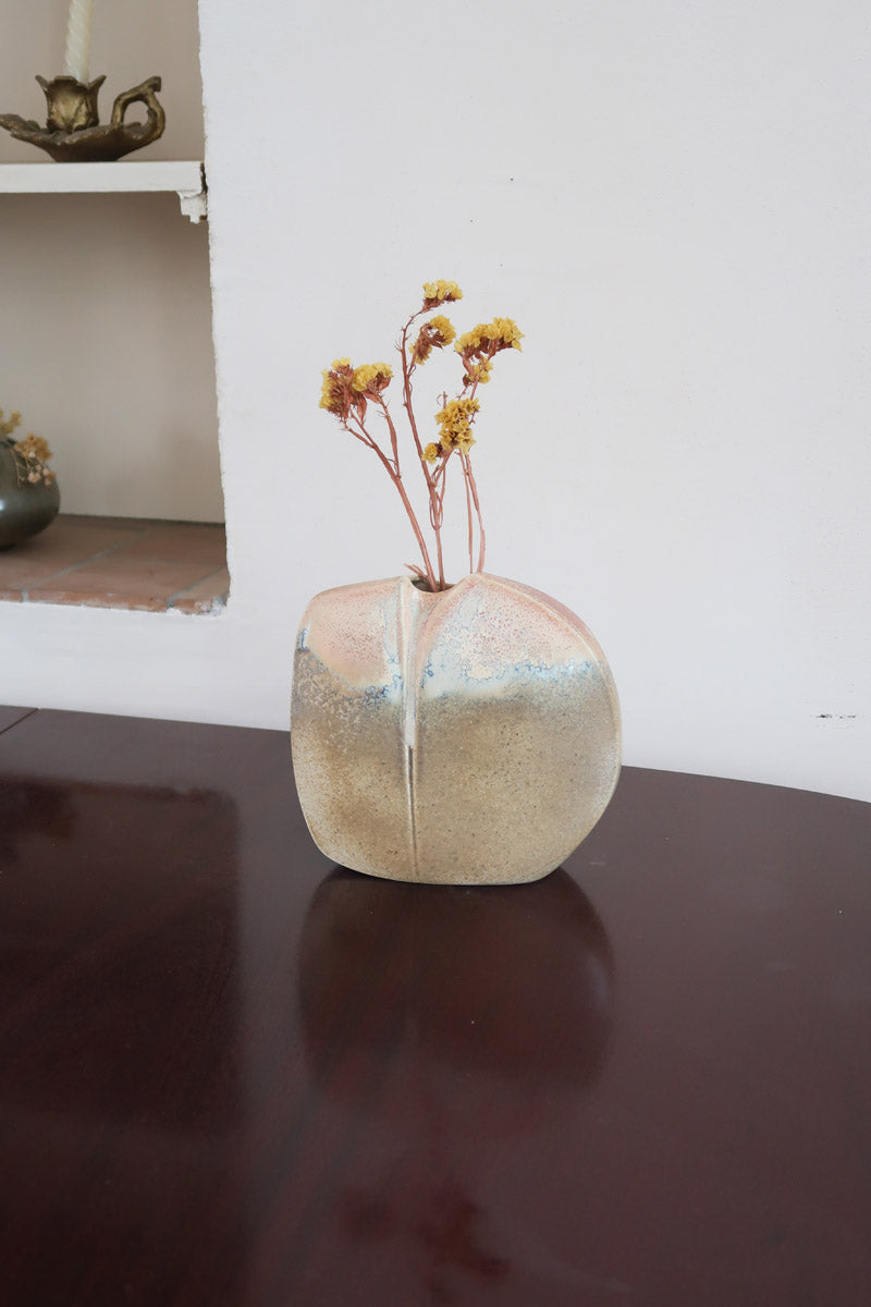 Vase galet fendu porcelaine Virebent France années 70, fente verticale centrale, émail dégradé beige bleu pâle rose pêche moucheté, marquage gravé
