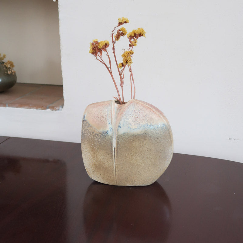 Vase galet fendu porcelaine Virebent France années 70, fente verticale centrale, émail dégradé beige bleu pâle rose pêche moucheté, marquage gravé