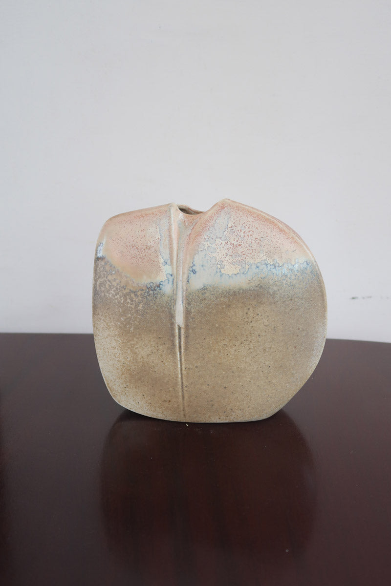 Vase galet fendu porcelaine Virebent France années 70, fente verticale centrale, émail dégradé beige bleu pâle rose pêche moucheté, marquage gravé