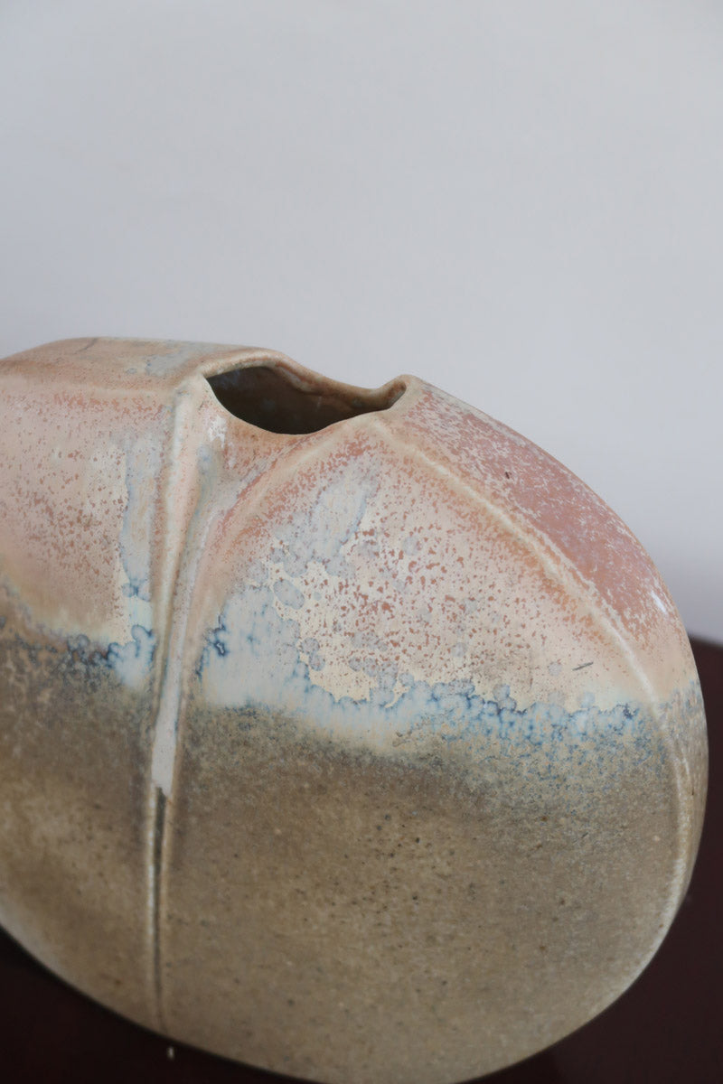 Vase galet fendu porcelaine Virebent France années 70, fente verticale centrale, émail dégradé beige bleu pâle rose pêche moucheté, marquage gravé