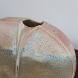 Vase galet fendu porcelaine Virebent France années 70, fente verticale centrale, émail dégradé beige bleu pâle rose pêche moucheté, marquage gravé