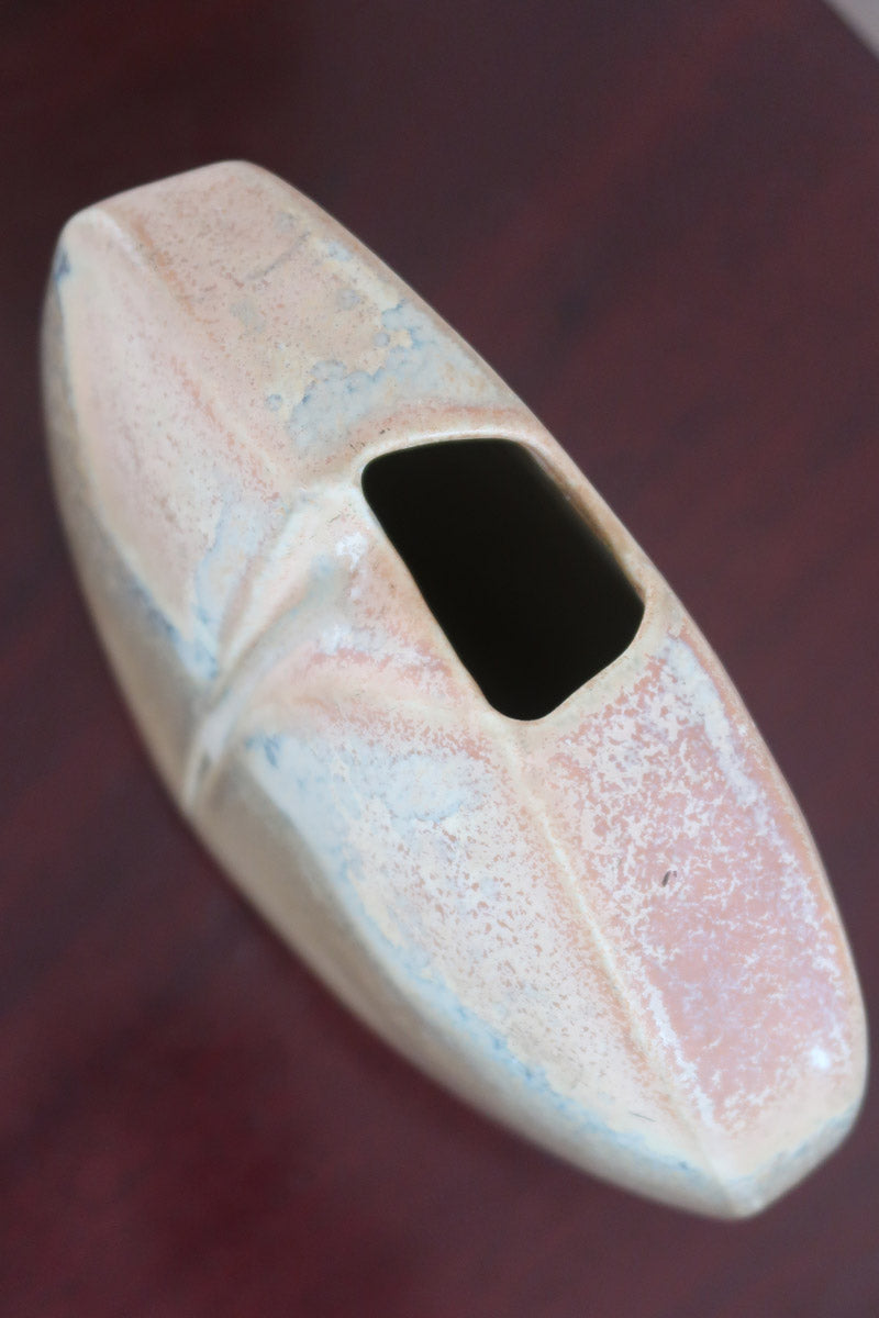 Vase galet fendu porcelaine Virebent France années 70, fente verticale centrale, émail dégradé beige bleu pâle rose pêche moucheté, marquage gravé