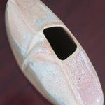 Vase galet fendu porcelaine Virebent France années 70, fente verticale centrale, émail dégradé beige bleu pâle rose pêche moucheté, marquage gravé