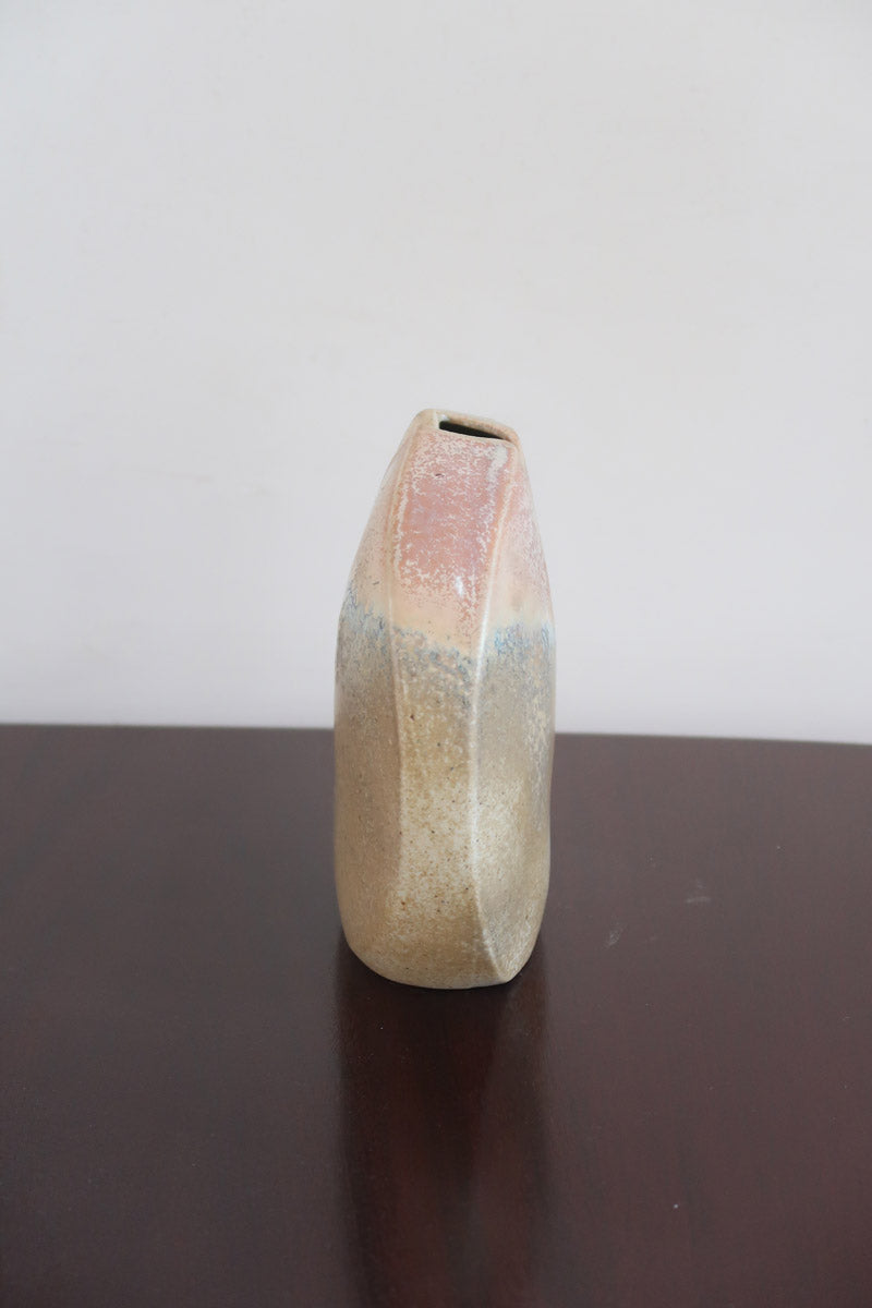 Vase galet fendu porcelaine Virebent France années 70, fente verticale centrale, émail dégradé beige bleu pâle rose pêche moucheté, marquage gravé