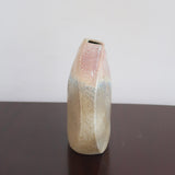 Vase galet fendu porcelaine Virebent France années 70, fente verticale centrale, émail dégradé beige bleu pâle rose pêche moucheté, marquage gravé