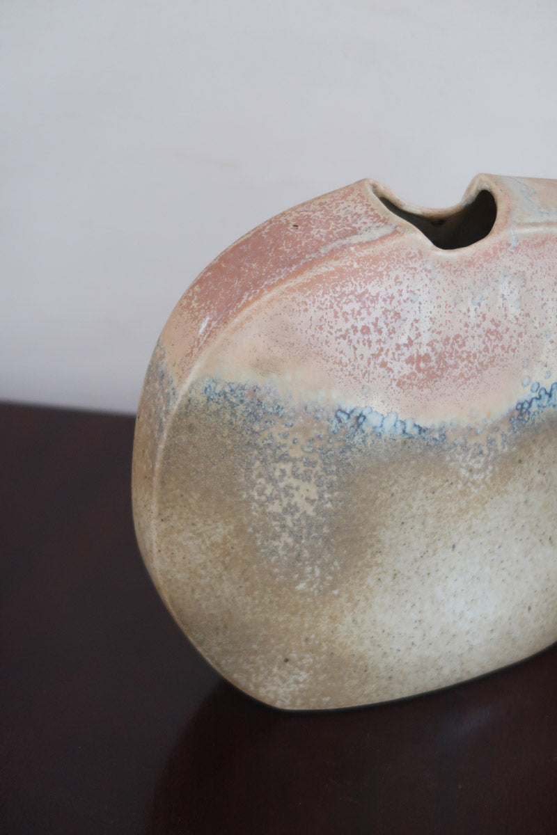 Vase galet fendu porcelaine Virebent France années 70, fente verticale centrale, émail dégradé beige bleu pâle rose pêche moucheté, marquage gravé