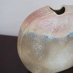 Vase galet fendu porcelaine Virebent France années 70, fente verticale centrale, émail dégradé beige bleu pâle rose pêche moucheté, marquage gravé
