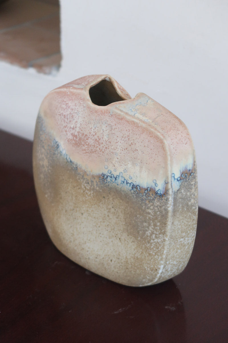 Vase galet fendu porcelaine Virebent France années 70, fente verticale centrale, émail dégradé beige bleu pâle rose pêche moucheté, marquage gravé