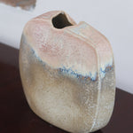 Vase galet fendu porcelaine Virebent France années 70, fente verticale centrale, émail dégradé beige bleu pâle rose pêche moucheté, marquage gravé
