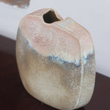 Vase galet fendu porcelaine Virebent France années 70, fente verticale centrale, émail dégradé beige bleu pâle rose pêche moucheté, marquage gravé