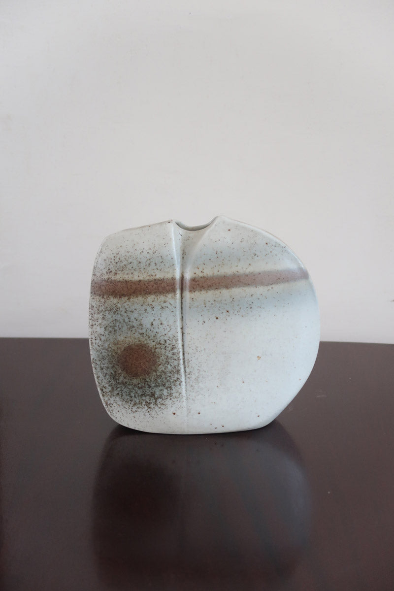 Vase galet fendu porcelaine Virebent France années 70, décor abstrait bande brun orangé médaillon décentré, marquage gravé Puy-l'Évêque