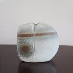 Vase galet fendu porcelaine Virebent France années 70, décor abstrait bande brun orangé médaillon décentré, marquage gravé Puy-l'Évêque
