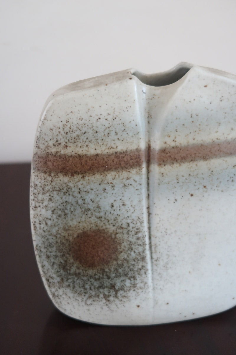 Vase galet fendu porcelaine Virebent France années 70, décor abstrait bande brun orangé médaillon décentré, marquage gravé Puy-l'Évêque