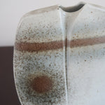 Vase galet fendu porcelaine Virebent France années 70, décor abstrait bande brun orangé médaillon décentré, marquage gravé Puy-l'Évêque