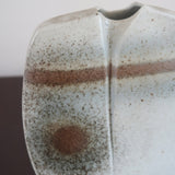Vase galet fendu porcelaine Virebent France années 70, décor abstrait bande brun orangé médaillon décentré, marquage gravé Puy-l'Évêque
