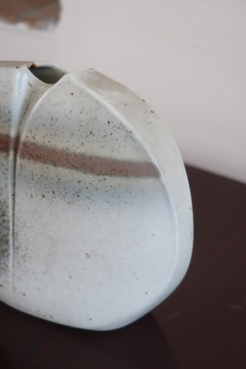 Vase galet fendu porcelaine Virebent France années 70, décor abstrait bande brun orangé médaillon décentré, marquage gravé Puy-l'Évêque