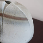 Vase galet fendu porcelaine Virebent France années 70, décor abstrait bande brun orangé médaillon décentré, marquage gravé Puy-l'Évêque