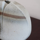 Vase galet fendu porcelaine Virebent France années 70, décor abstrait bande brun orangé médaillon décentré, marquage gravé Puy-l'Évêque