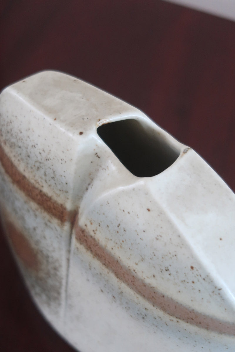 Vase galet fendu porcelaine Virebent France années 70, décor abstrait bande brun orangé médaillon décentré, marquage gravé Puy-l'Évêque