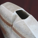Vase galet fendu porcelaine Virebent France années 70, décor abstrait bande brun orangé médaillon décentré, marquage gravé Puy-l'Évêque