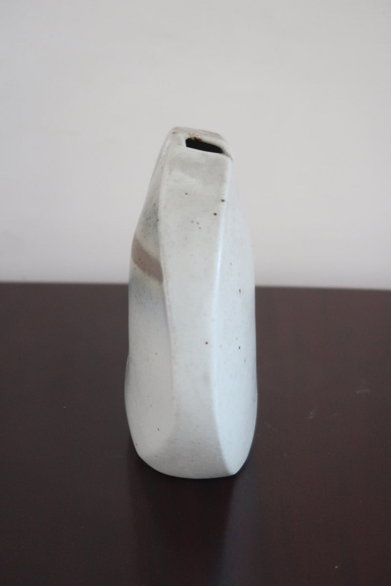 Vase galet fendu porcelaine Virebent France années 70, décor abstrait bande brun orangé médaillon décentré, marquage gravé Puy-l'Évêque