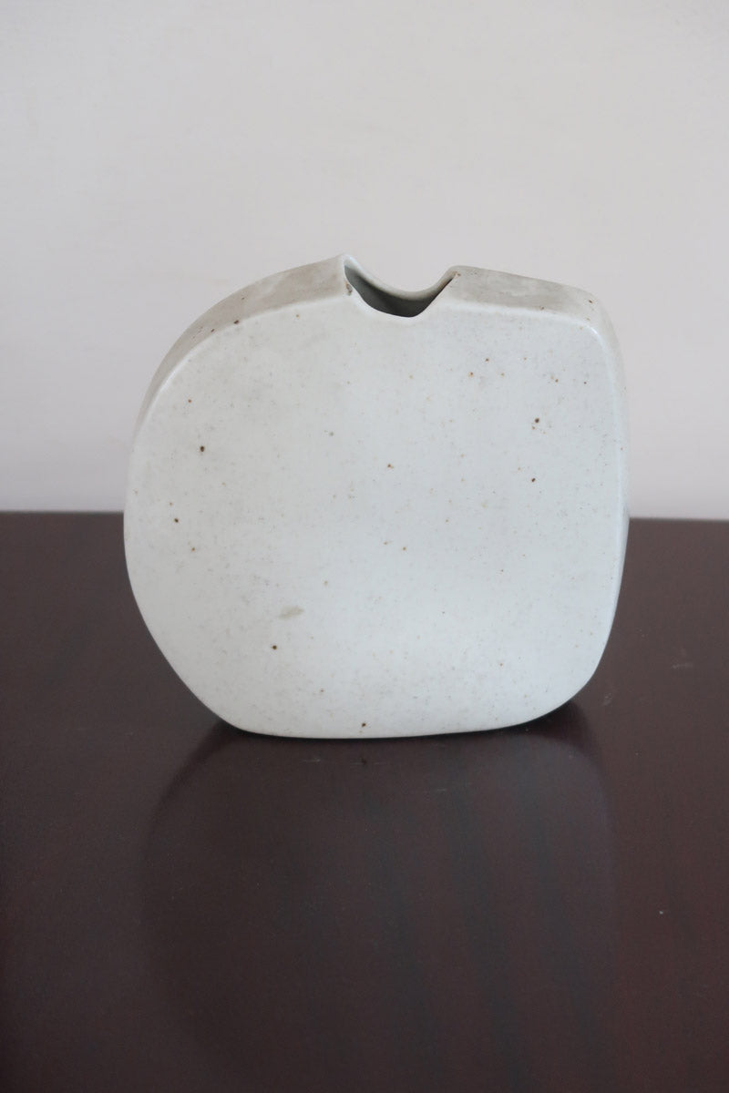 Vase galet fendu porcelaine Virebent France années 70, décor abstrait bande brun orangé médaillon décentré, marquage gravé Puy-l'Évêque