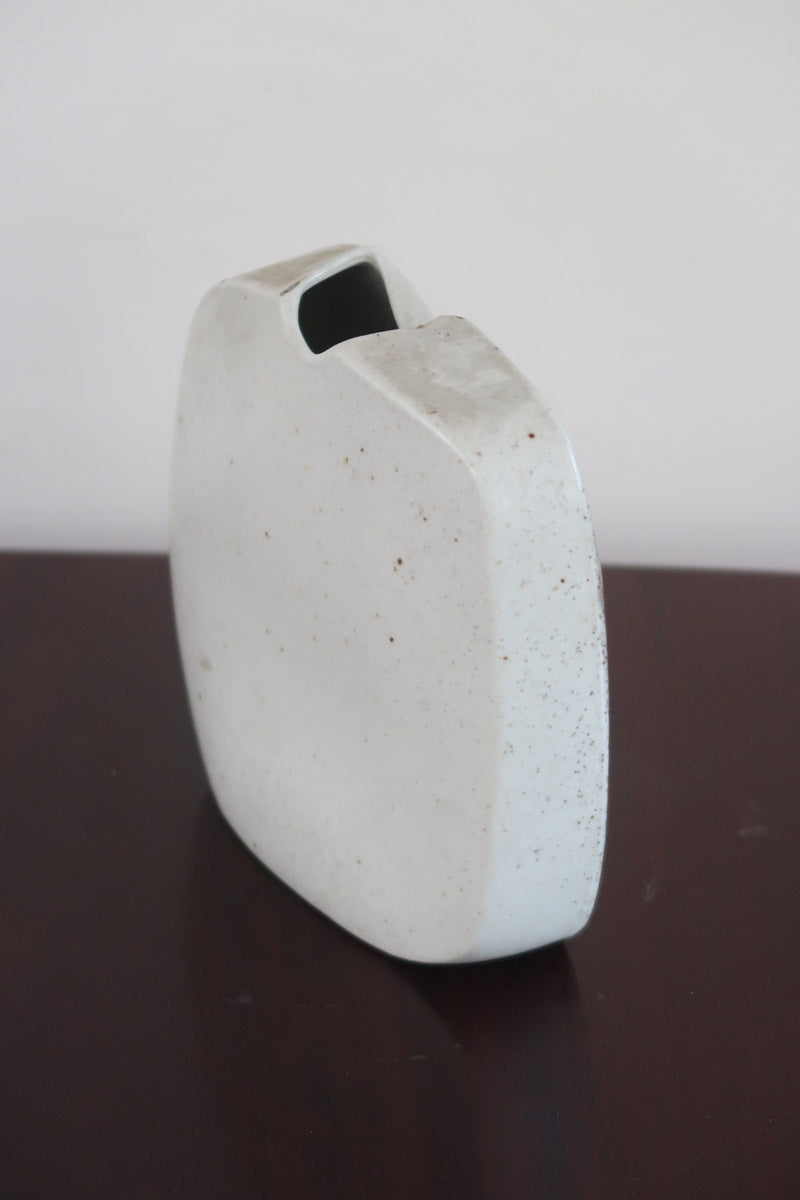 Vase galet fendu porcelaine Virebent France années 70, décor abstrait bande brun orangé médaillon décentré, marquage gravé Puy-l'Évêque