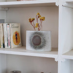 Vase soliflore galet porcelaine Virebent France années 70, médaillon halo central, émail blanc cassé moucheté dégradé brun rosé, marquage gravé