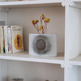 Vase soliflore galet porcelaine Virebent France années 70, médaillon halo central, émail blanc cassé moucheté dégradé brun rosé, marquage gravé