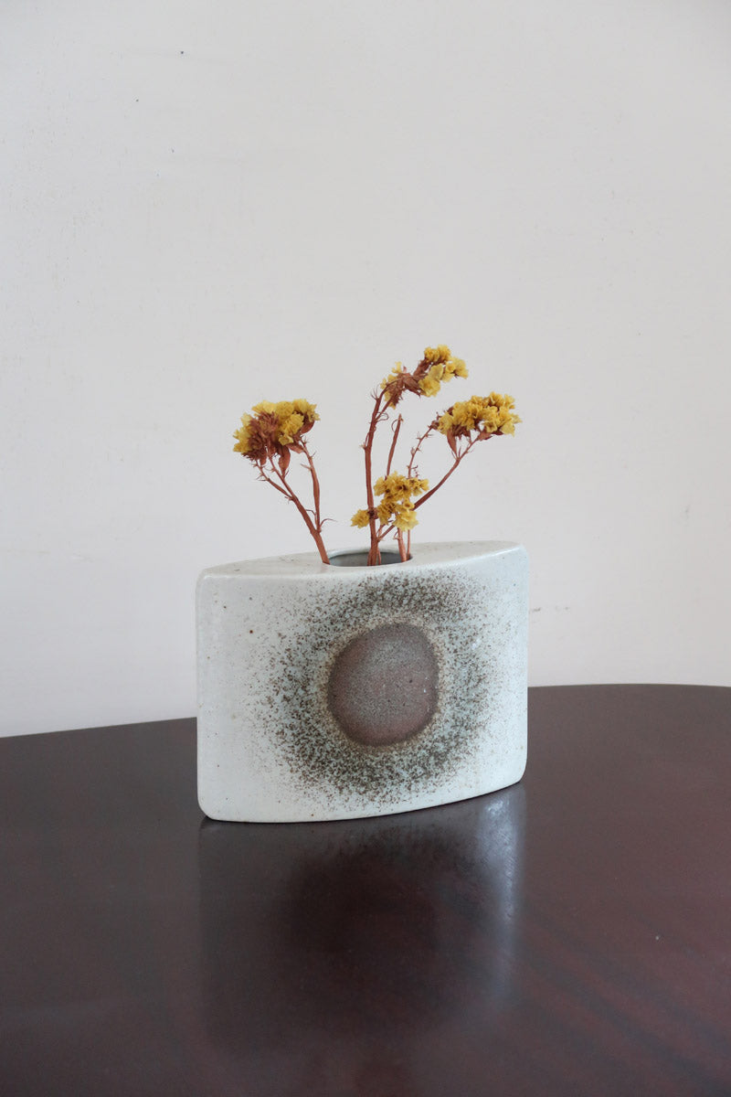 Vase soliflore galet porcelaine Virebent France années 70, médaillon halo central, émail blanc cassé moucheté dégradé brun rosé, marquage gravé