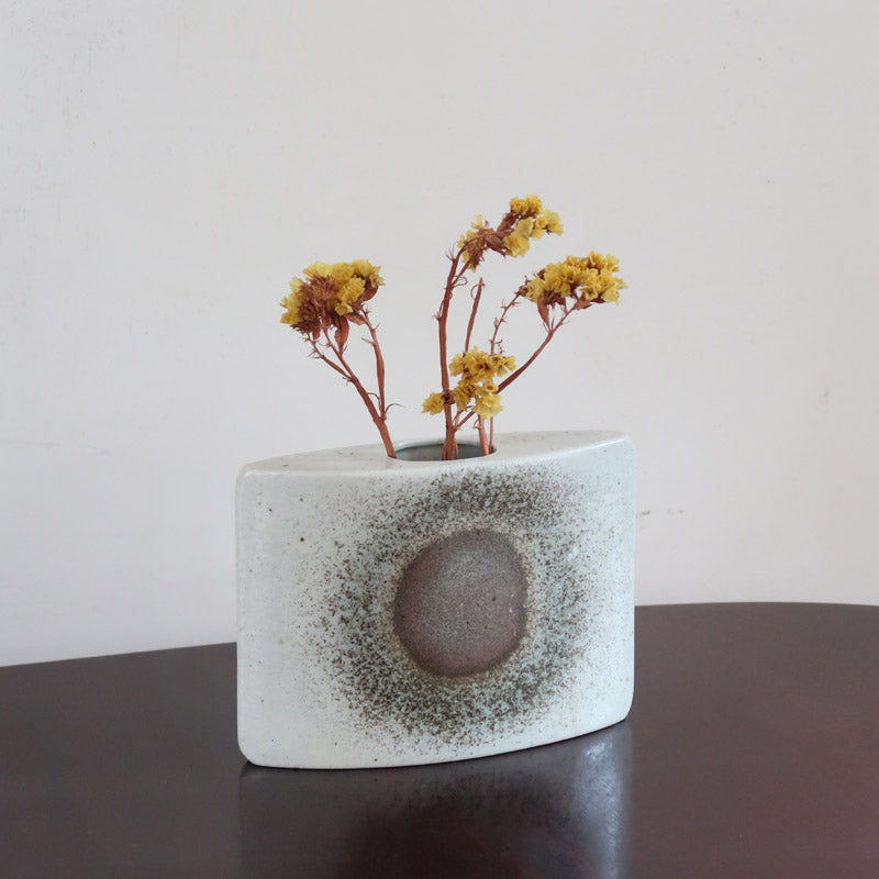 Vase soliflore galet porcelaine Virebent France années 70, médaillon halo central, émail blanc cassé moucheté dégradé brun rosé, marquage gravé