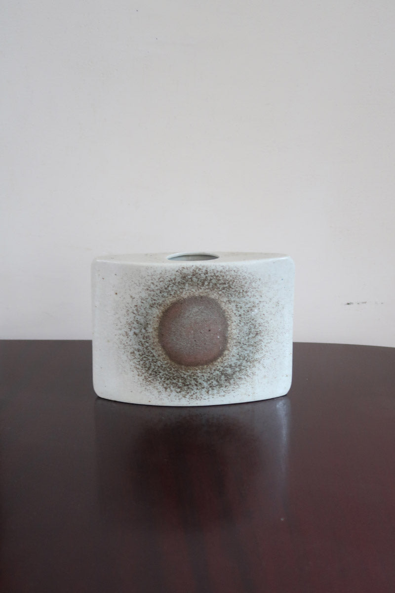 Vase soliflore galet porcelaine Virebent France années 70, médaillon halo central, émail blanc cassé moucheté dégradé brun rosé, marquage gravé