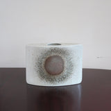 Vase soliflore galet porcelaine Virebent France années 70, médaillon halo central, émail blanc cassé moucheté dégradé brun rosé, marquage gravé