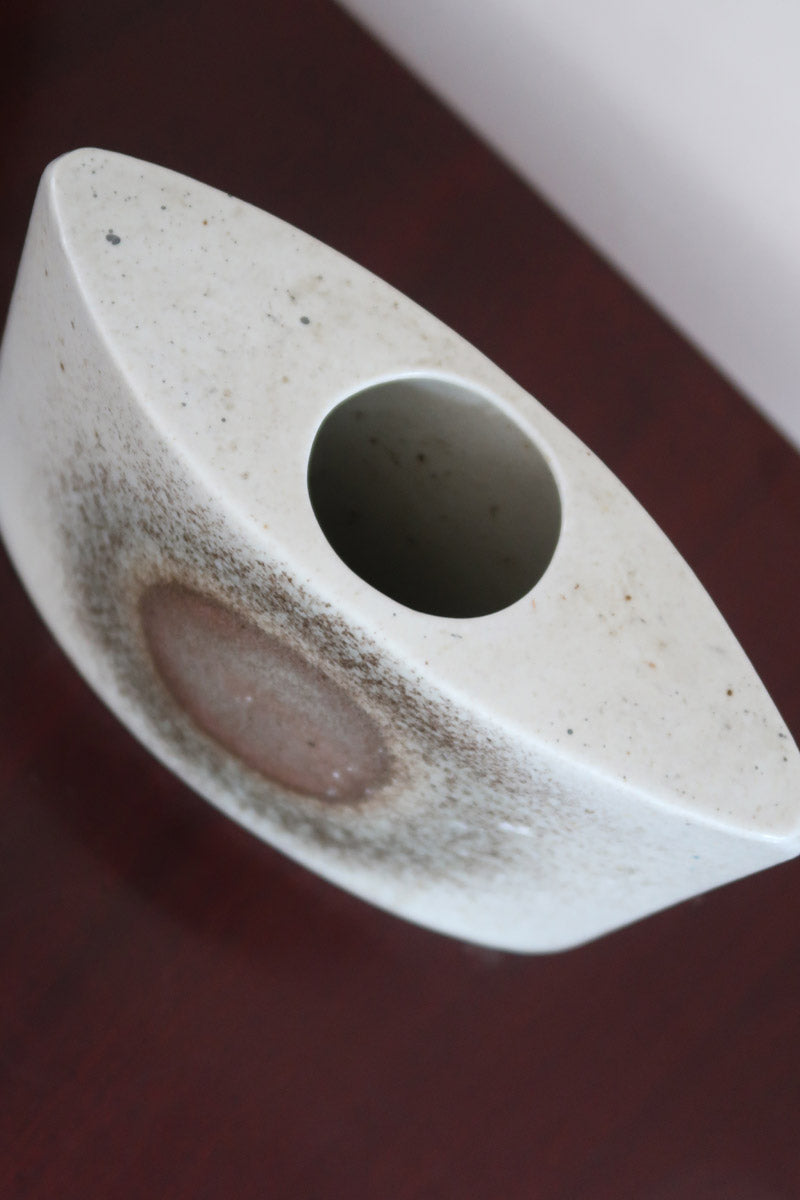 Vase soliflore galet porcelaine Virebent France années 70, médaillon halo central, émail blanc cassé moucheté dégradé brun rosé, marquage gravé