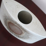 Vase soliflore galet porcelaine Virebent France années 70, médaillon halo central, émail blanc cassé moucheté dégradé brun rosé, marquage gravé