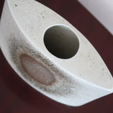 Vase soliflore galet porcelaine Virebent France années 70, médaillon halo central, émail blanc cassé moucheté dégradé brun rosé, marquage gravé