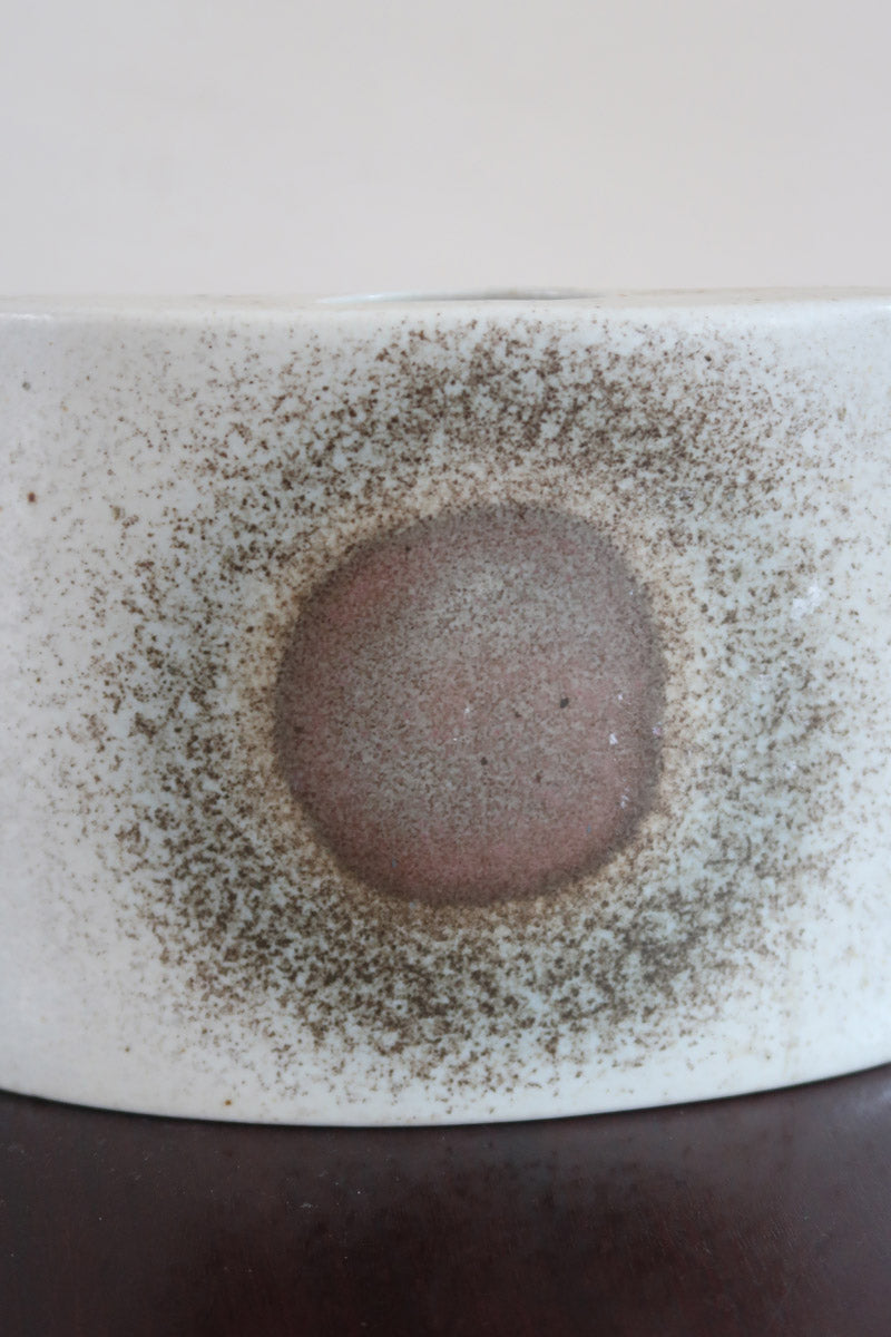 Vase soliflore galet porcelaine Virebent France années 70, médaillon halo central, émail blanc cassé moucheté dégradé brun rosé, marquage gravé
