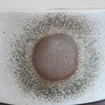 Vase soliflore galet porcelaine Virebent France années 70, médaillon halo central, émail blanc cassé moucheté dégradé brun rosé, marquage gravé