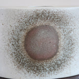 Vase soliflore galet porcelaine Virebent France années 70, médaillon halo central, émail blanc cassé moucheté dégradé brun rosé, marquage gravé