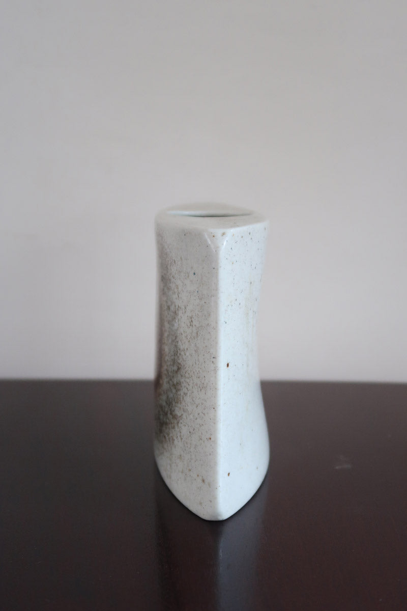 Vase soliflore galet porcelaine Virebent France années 70, médaillon halo central, émail blanc cassé moucheté dégradé brun rosé, marquage gravé