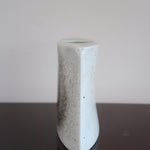 Vase soliflore galet porcelaine Virebent France années 70, médaillon halo central, émail blanc cassé moucheté dégradé brun rosé, marquage gravé