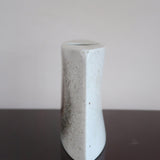 Vase soliflore galet porcelaine Virebent France années 70, médaillon halo central, émail blanc cassé moucheté dégradé brun rosé, marquage gravé