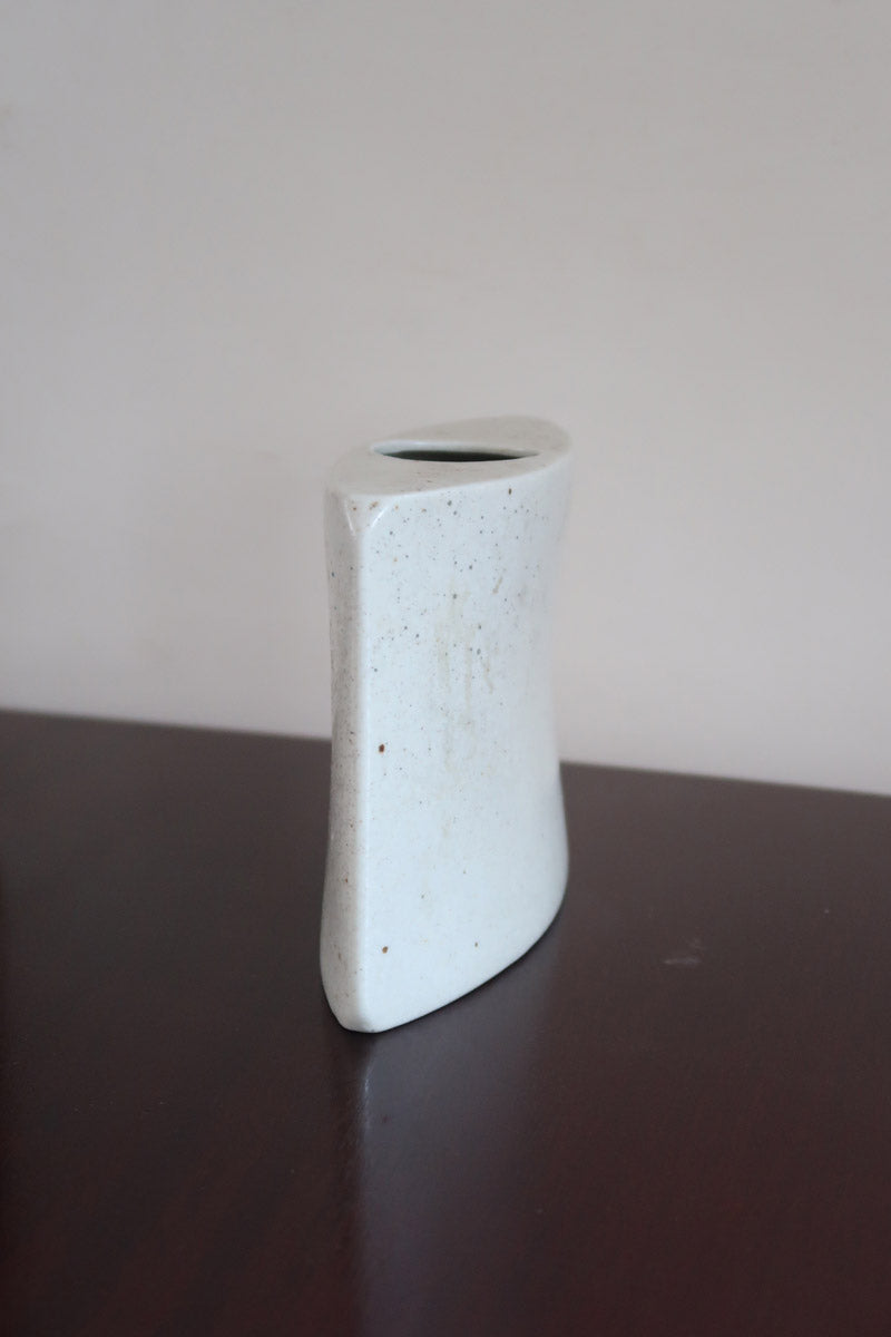 Vase soliflore galet porcelaine Virebent France années 70, médaillon halo central, émail blanc cassé moucheté dégradé brun rosé, marquage gravé