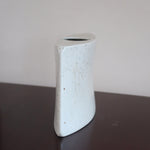 Vase soliflore galet porcelaine Virebent France années 70, médaillon halo central, émail blanc cassé moucheté dégradé brun rosé, marquage gravé