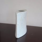 Vase soliflore galet porcelaine Virebent France années 70, médaillon halo central, émail blanc cassé moucheté dégradé brun rosé, marquage gravé