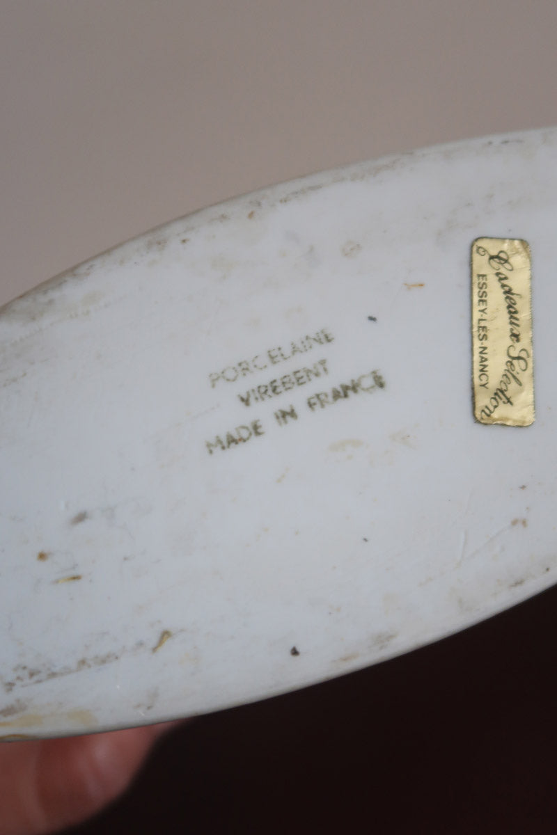 Vase soliflore galet porcelaine Virebent France années 70, médaillon halo central, émail blanc cassé moucheté dégradé brun rosé, marquage gravé