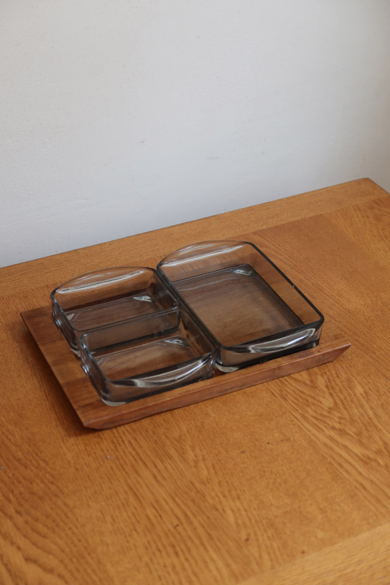 Vide-poche compartimenté scandinave bois massif et verre fumé Denmark années 60, trois raviers encastrés, art de la table danois mid-century