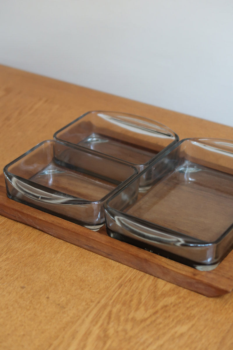 Vide-poche compartimenté scandinave bois massif et verre fumé Denmark années 60, trois raviers encastrés, art de la table danois mid-century