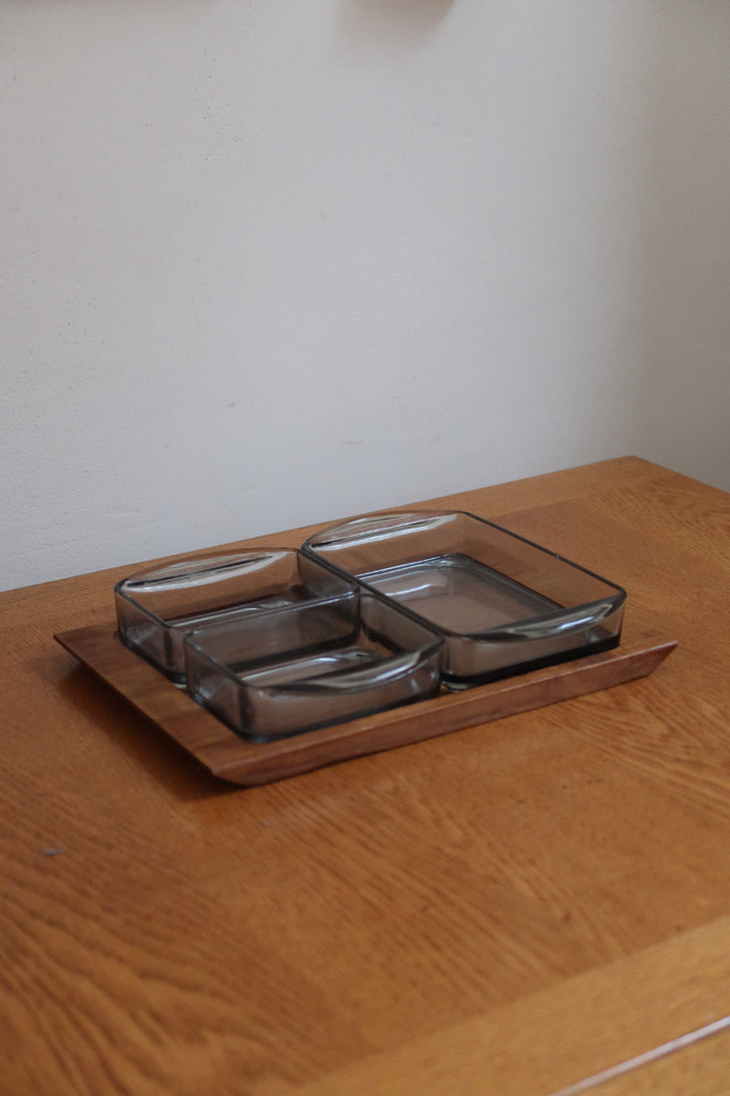 Vide-poche compartimenté scandinave bois massif et verre fumé Denmark années 60, trois raviers encastrés, art de la table danois mid-century