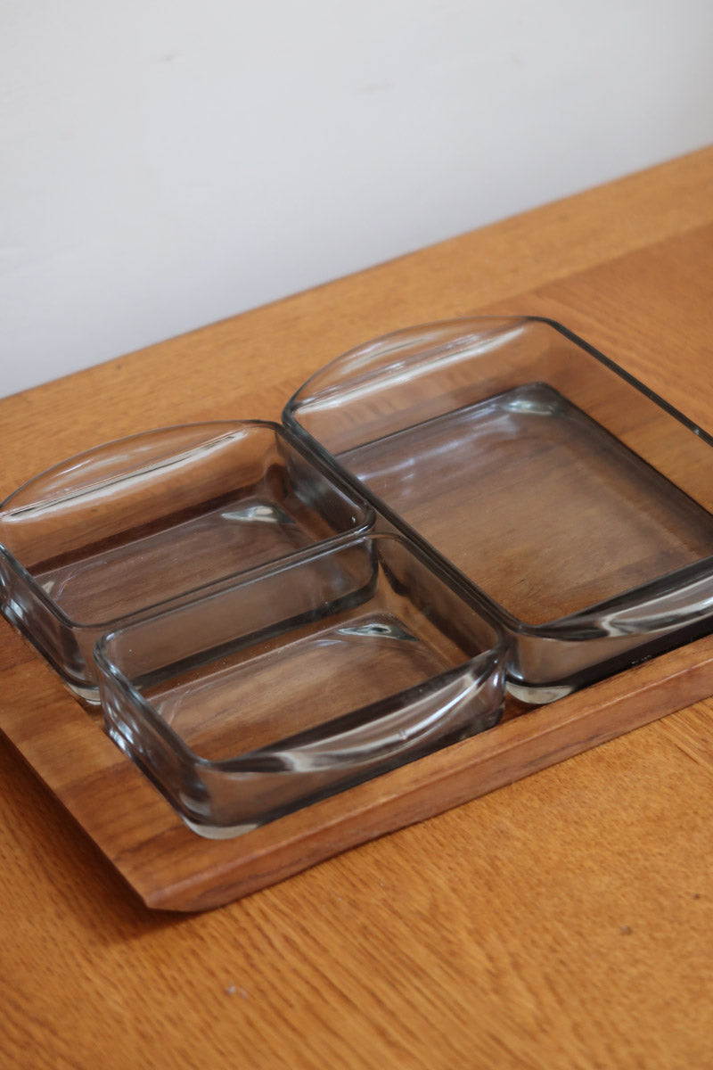 Vide-poche compartimenté scandinave bois massif et verre fumé Denmark années 60, trois raviers encastrés, art de la table danois mid-century